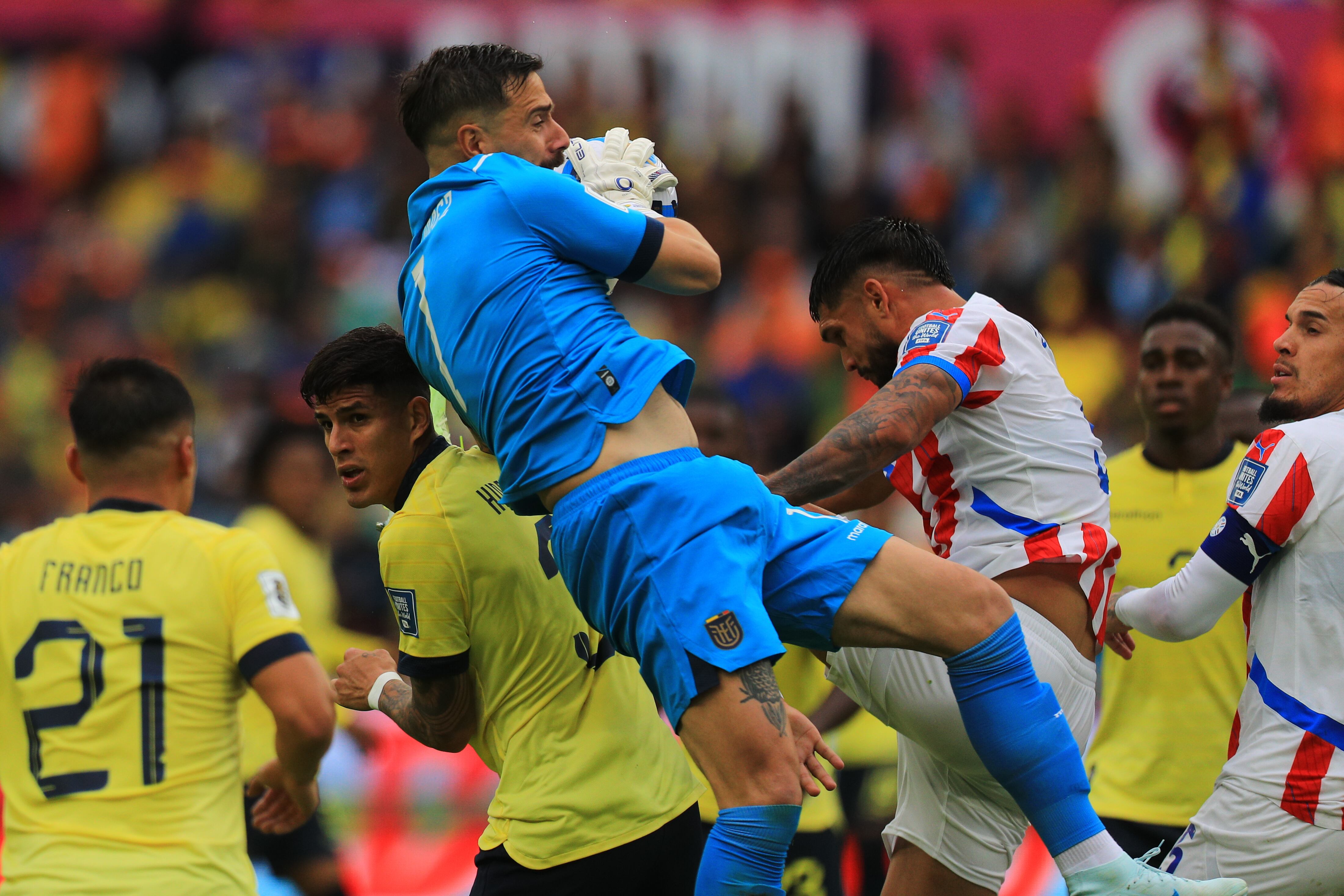 AMDEP8570. QUITO (ECUADOR), 10/10/2024.- Hernán Galíndez (c) portero de Ecuador atrapa un balón este jueves, en un partido de las eliminatorias sudamericanas para el Mundial de 2026 entre Ecuador y Paraguay en el estadio Rodrigo Paz Delgado en Quito (Ecuador). EFE/ José Jácome