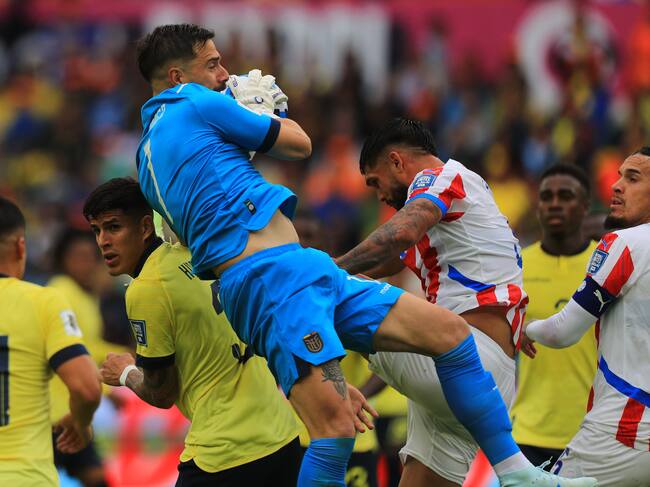 AMDEP8570. QUITO (ECUADOR), 10/10/2024.- Hernán Galíndez (c) portero de Ecuador atrapa un balón este jueves, en un partido de las eliminatorias sudamericanas para el Mundial de 2026 entre Ecuador y Paraguay en el estadio Rodrigo Paz Delgado en Quito (Ecuador). EFE/ José Jácome