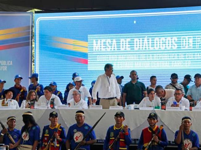 Voceros de las delegaciones del Gobierno y del Estado Mayor Central (EMC), principal disidencia de las FARC, instalan la mesa de diálogo y el arranque del cese al fuego bilateral. Foto: EFE.