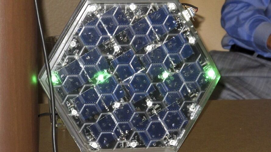 En esta foto del 30 de septiembre de 2016 se ve un panel solar producido por la empresa Solar Roadways, durante una conferencia de prensa en Idaho, EE.UU. Foto: Associated Press - AP - Nicholas K. Geranios