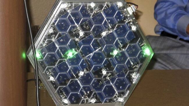 En esta foto del 30 de septiembre de 2016 se ve un panel solar producido por la empresa Solar Roadways, durante una conferencia de prensa en Idaho, EE.UU. Foto: Associated Press - AP - Nicholas K. Geranios