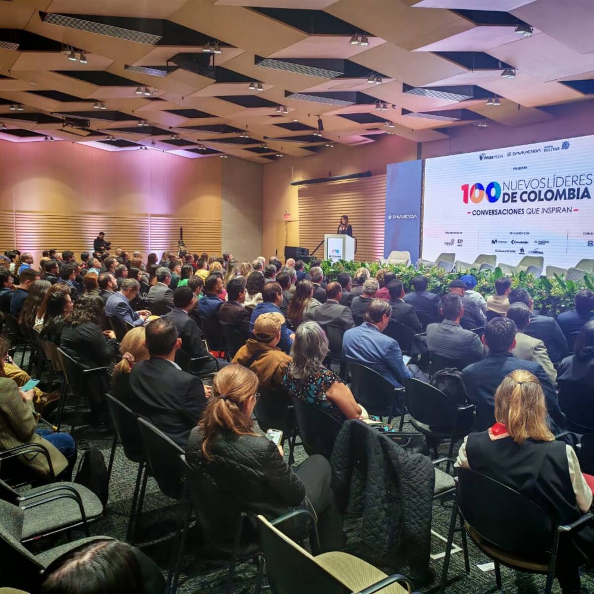 Colombia cuenta con 100 Nuevos Líderes que impulsan la transformación en tiempos de crisis