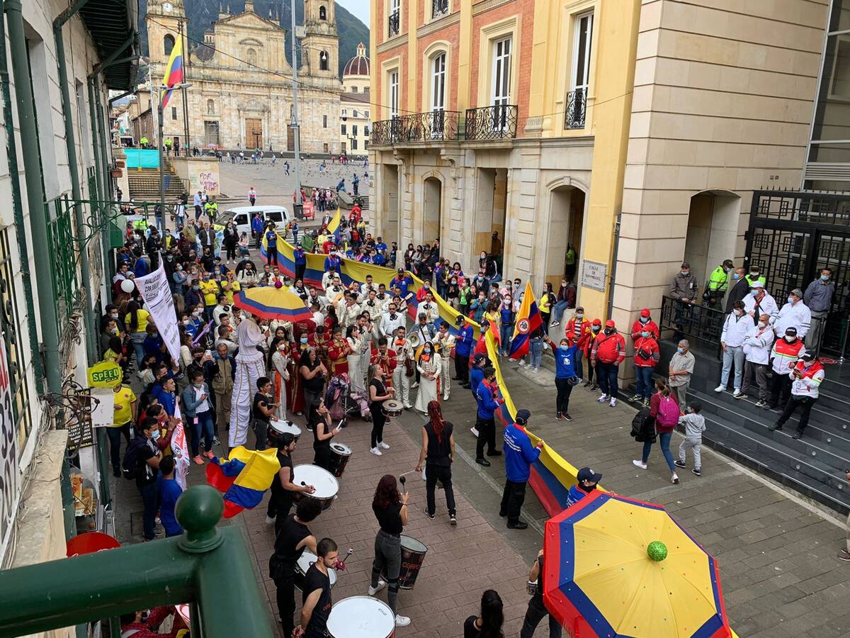 Video: Con mariachis, comerciantes protestan contra la Alcaldía por exceso en impuestos