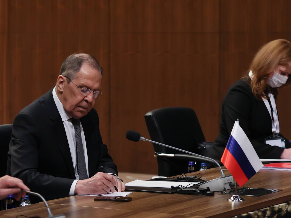 Ministro de Exteriores de Rusia desafía sanciones y afirma tener “mercado suficiente” para su energía