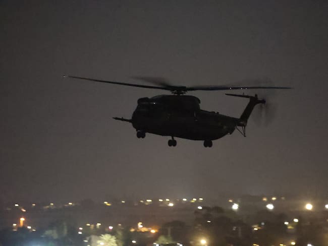 Kerem Shalom (Israel), 24/11/2023.-Un helicóptero del ejército israelí se dispone a aterrizar cerca del cruce de Kerem Shalom entre Gaza e Isarel, con el primer grupo de rehenes israelíes liberados, este viernes. Israel y Hamás acordaron un alto el fuego de cuatro días, mediado por Qatar, Estados Unidos y Egipto, que entró en vigor a las 05:00 de la madrugada del viernes 24 de noviembre. EFE/ Atef Safadi
