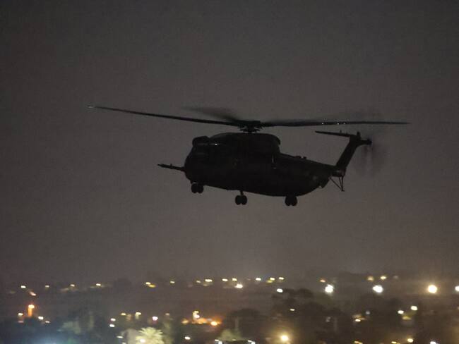 Kerem Shalom (Israel), 24/11/2023.-Un helicóptero del ejército israelí se dispone a aterrizar cerca del cruce de Kerem Shalom entre Gaza e Isarel, con el primer grupo de rehenes israelíes liberados, este viernes. Israel y Hamás acordaron un alto el fuego de cuatro días, mediado por Qatar, Estados Unidos y Egipto, que entró en vigor a las 05:00 de la madrugada del viernes 24 de noviembre. EFE/ Atef Safadi