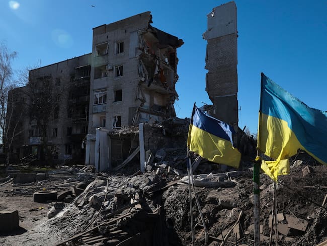 Orikhiv (Ukraine), 28/02/2024.- Ukrainian flags wave in front of damaged residential buildings in Orikhiv, near the frontline in the Zaporizhzhia region, southeastern Ukraine, 28 February 2024, amid the Russian invasion. The Orikhiv front is near the Ukrainian-recaptured village of Robotyne. Russian troops have been shelling Orikhiv and the nearby settlements on a daily basis with artillery, anti-aircraft guns, air strikes as well as guided bombs. According to local police, there are no buildings left standing in the town. About a thousand people, mostly elderly, still live there as opposed to the 15,000 inhabitants before the Russian invasion. There is currently no water or gas, electricity is scarcely available and locals spend most of their day seeking shelter in basements to protect themselves from daily shelling. Russian troops entered Ukraine on 24 February 2022 starting a conflict that has provoked destruction and a humanitarian crisis. (Rusia, Ucrania) EFE/EPA/KATERYNA KLOCHKO