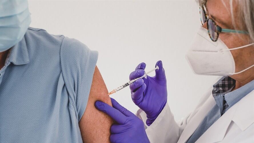 Desde el miércoles 26 de mayo, inicia la vacunación sin agendamiento para personas de 55 a 59 años de edad. Foto: Getty Images