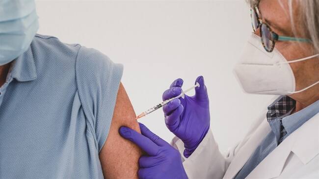 Desde el miércoles 26 de mayo, inicia la vacunación sin agendamiento para personas de 55 a 59 años de edad. Foto: Getty Images