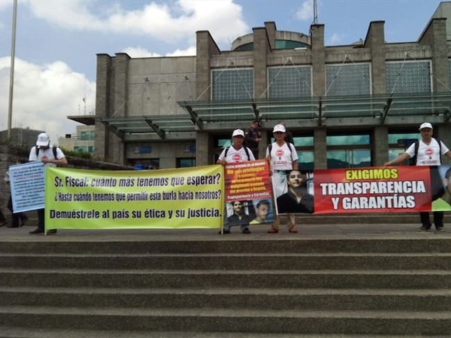 Familiares de jóvenes asesinados por un fiscal exigen justicia en Bogotá. Foto: Cortesía