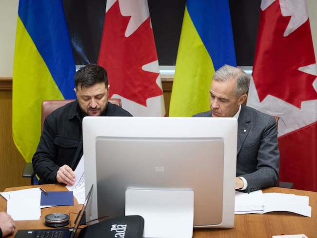 Volodymyr Zelensky y Mark Carney. Foto: AFP.
