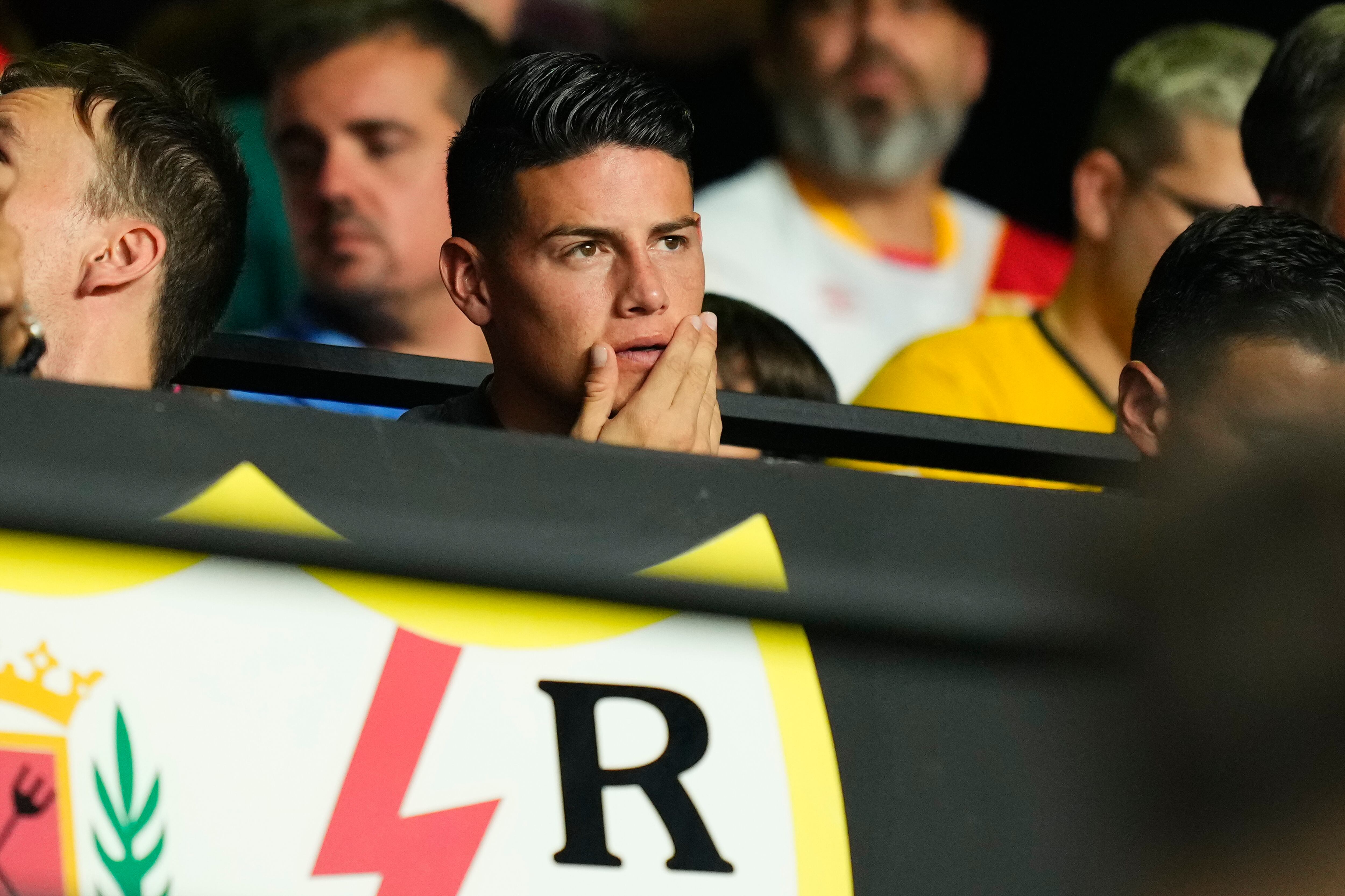 James Rodríguez estuvo presente durante el duelo entre Rayo Vallecano y Barcelona en el Estadio de Vallecas. (Photo by Jose Breton/Pics Action/NurPhoto via Getty Images)