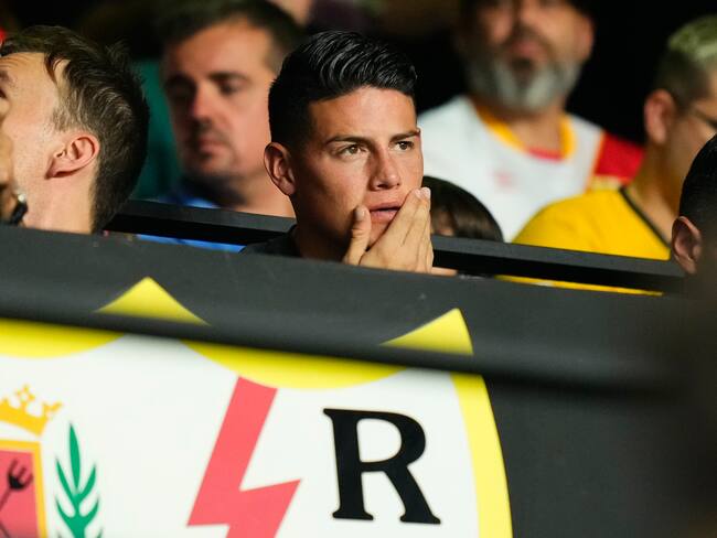 James Rodríguez estuvo presente durante el duelo entre Rayo Vallecano y Barcelona en el Estadio de Vallecas. (Photo by Jose Breton/Pics Action/NurPhoto via Getty Images)