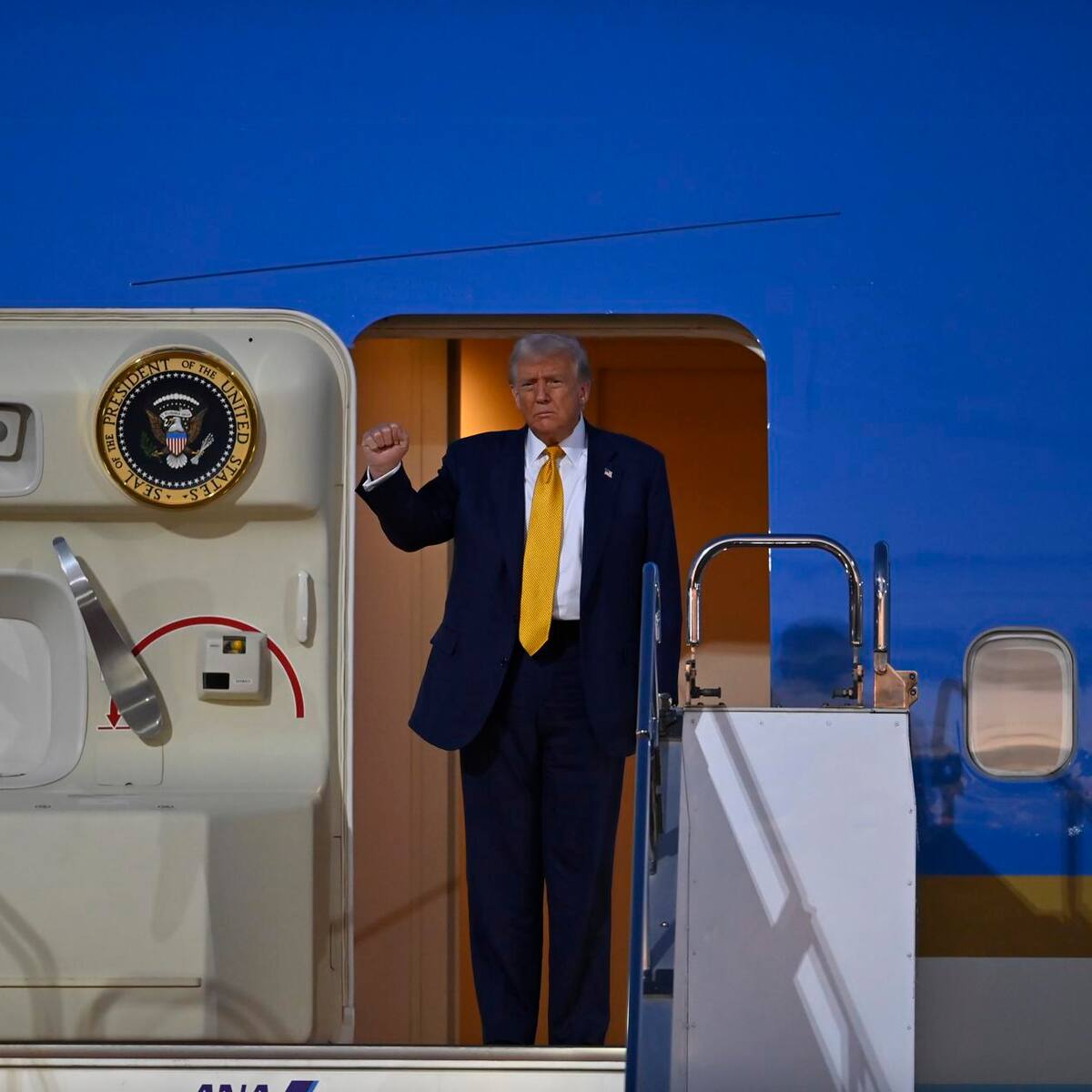 Donald Trump llegó a Japón para reunirse con la primera ministra tras firmar acuerdos en Malasia