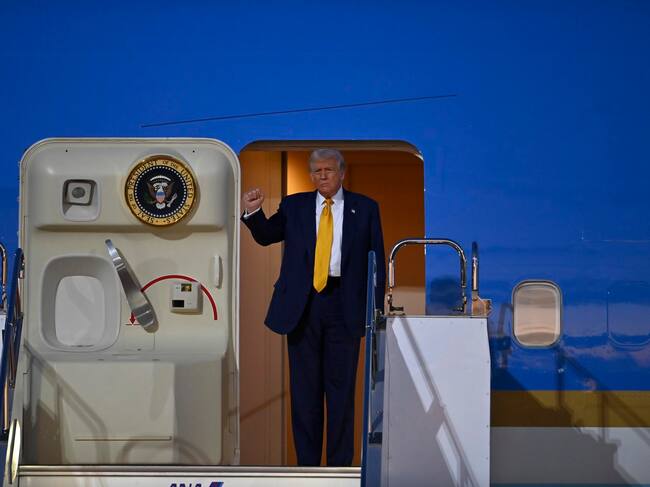 Donald Trump llegó a Japón para reunirse con la primera ministra tras firmar acuerdos en Malasia. (Japón, Tokio) EFE/EPA/DAVID MAREUIL / POOL