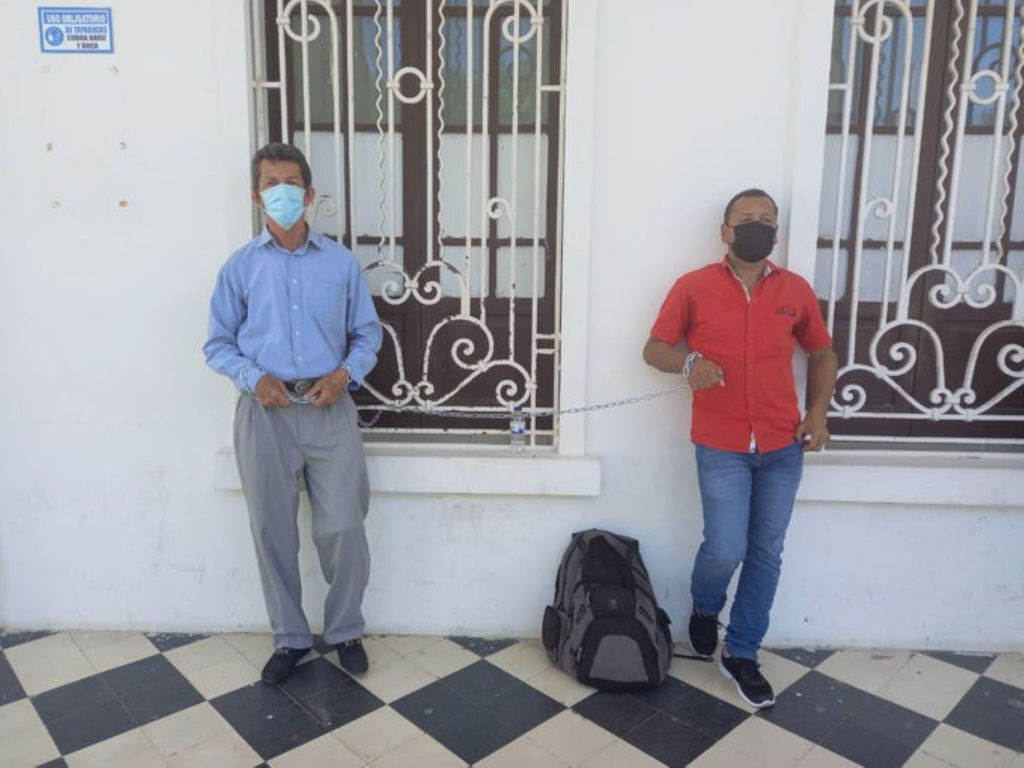 : Candidatos encadenados/ Twitter Luis Fernando Lara 