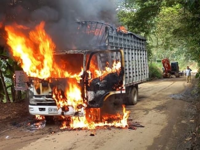 Cuatro sujetos que se movilizaban en moto, abordaron al conductor de un camión cuando este se desplazaba por zona rural de Tuluá; lo obligaron a descender del vehículo y luego le prendieron fuego. / FOTO: Cortesía