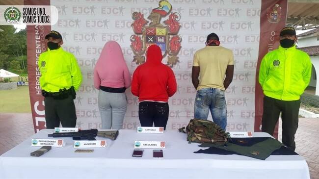 En los operativos, los funcionarios incautaron un fusil calibre 5.56, munición para el mismo y dos teléfonos celulares. Foto: Policía Nacional