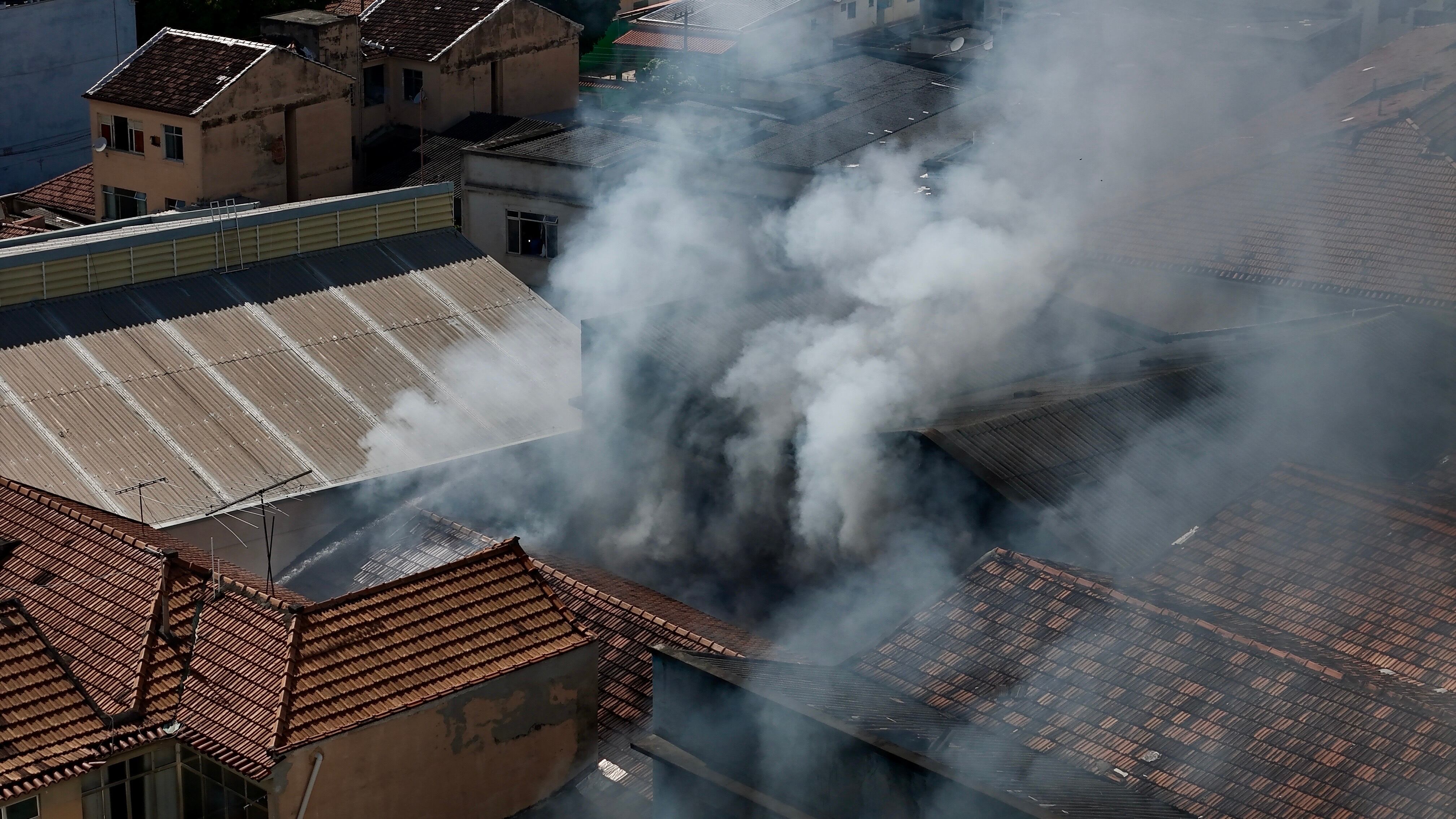 Incendio en una fábrica textil en Río de Janeiro. FOTO: EFE/ Antonio Lacerda