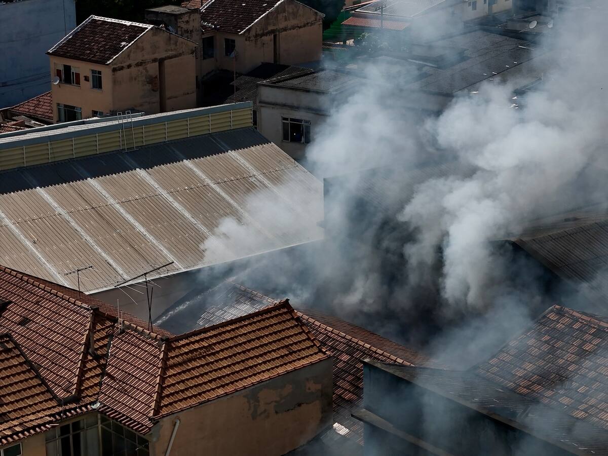 Incendio en fábrica de disfraces para el carnaval en Río de Janeiro deja 21 heridos