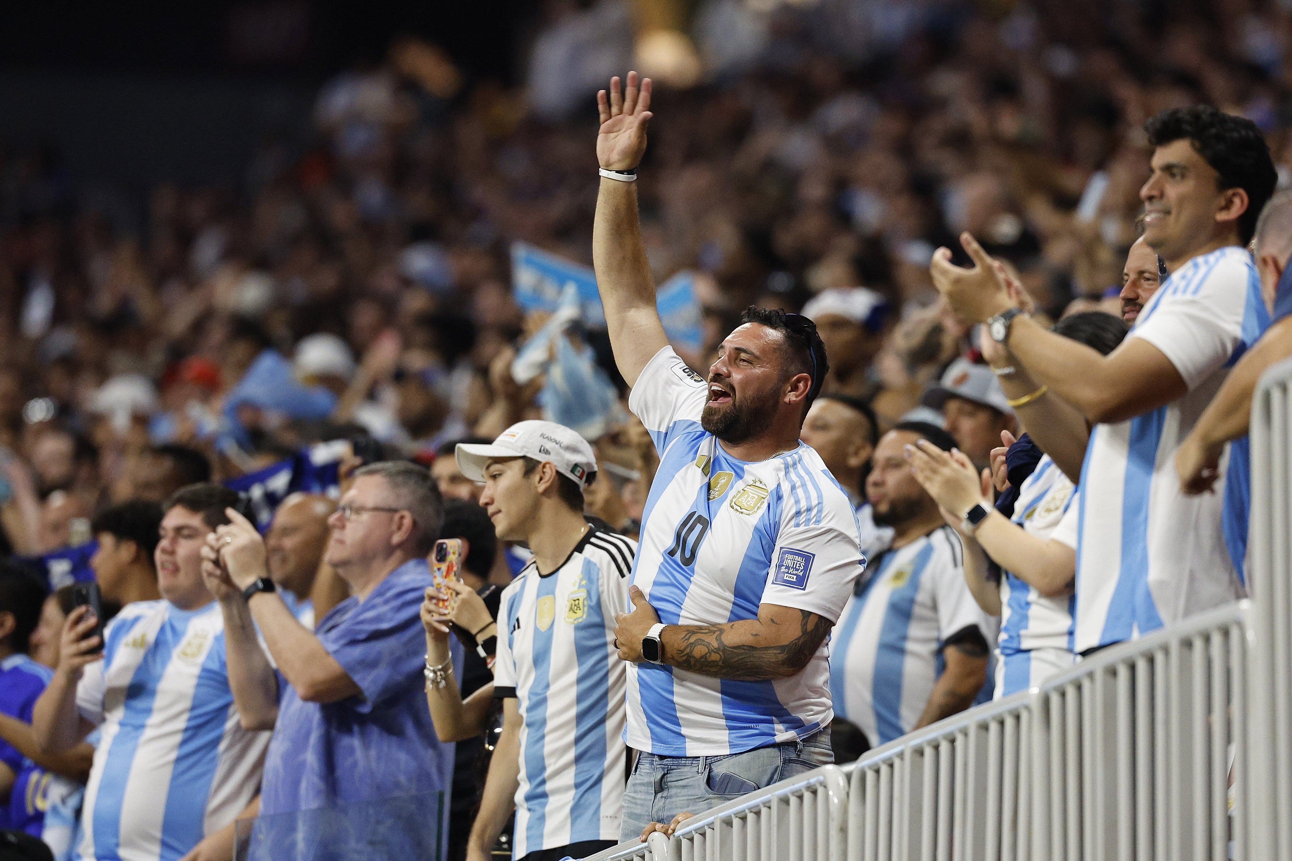 Atlanta (United States), 21/06/2024.- Fans react to a goal by Argentina during the second half of the CONMEBOL Copa America 2024 group A soccer match between Argentina and Canada, in Atlanta, Georgia, USA, 20 June 2024. EFE/EPA/ERIK S. LESSER