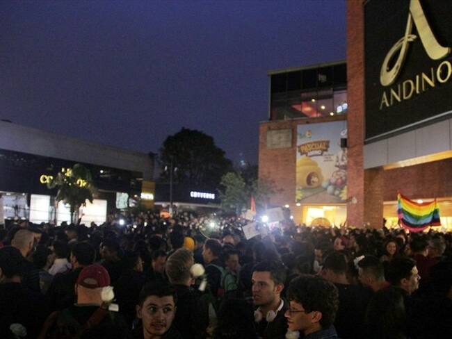 Profesora defiende a agresor de pareja homosexual en Centro Comercial Andino