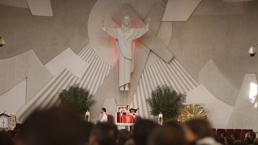 La Alcaldía local de San Cristóbal prohibió las actividades presenciales en la iglesia del Divino Niño y en la plazoleta del 20 de Julio. Foto: Colprensa / SERGIO ACERO