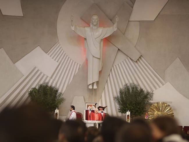 La Alcaldía local de San Cristóbal prohibió las actividades presenciales en la iglesia del Divino Niño y en la plazoleta del 20 de Julio. Foto: Colprensa / SERGIO ACERO