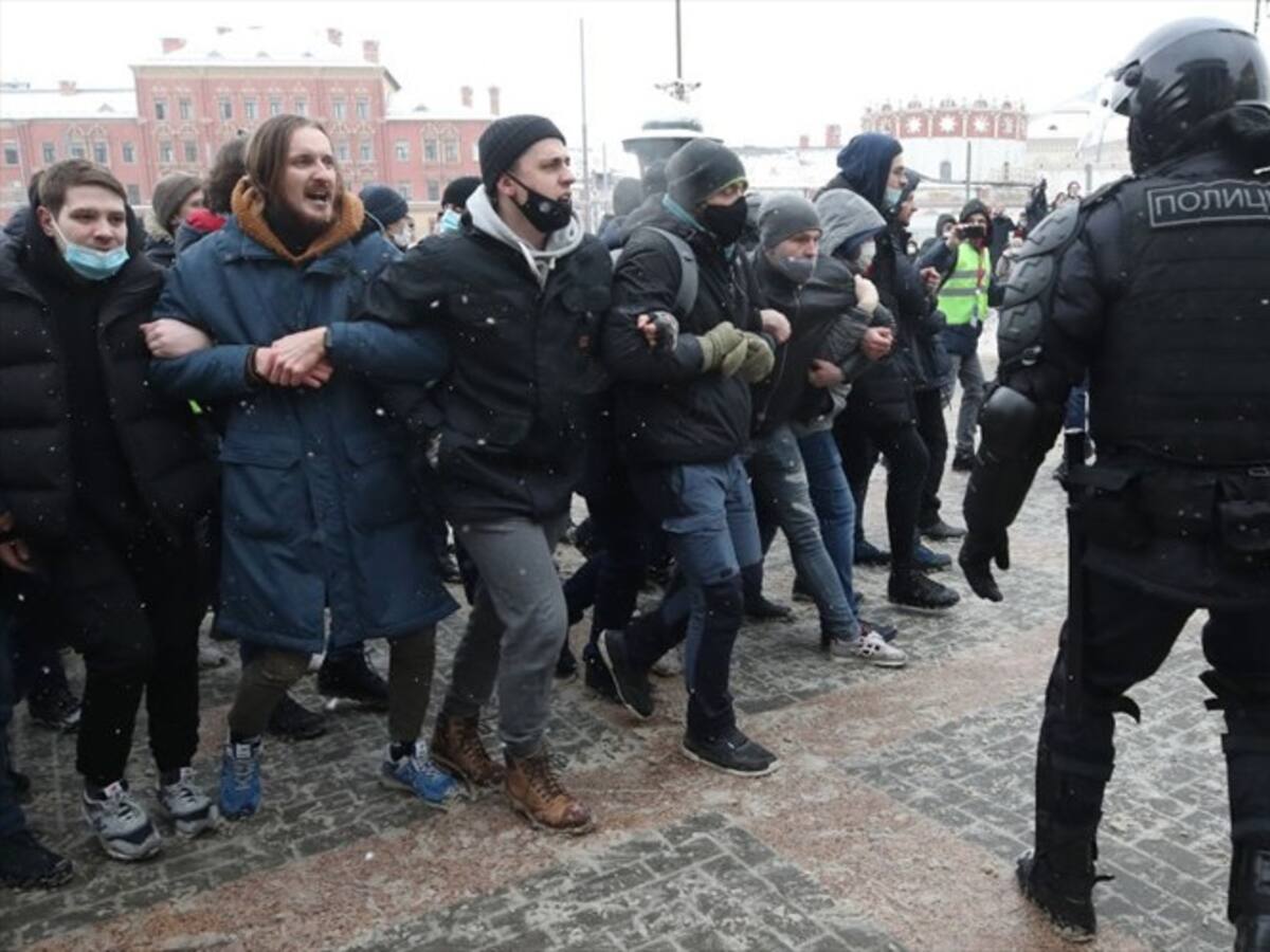 Policía rusa detiene a cientos de personas en manifestaciones pro-Navalni