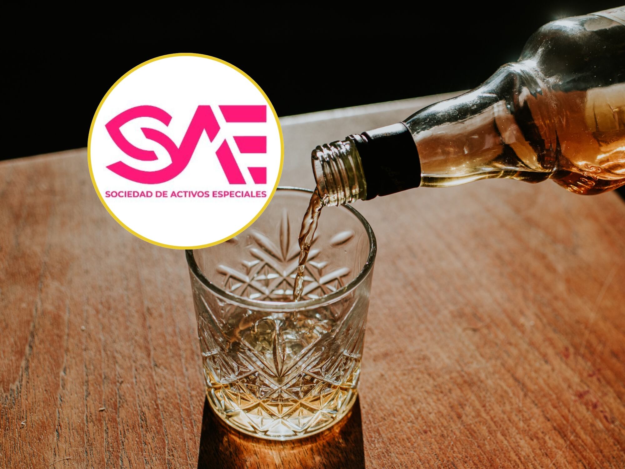 Logo de la SAE e imagen de referencia de licor. Fotos: X @activosSAE / Getty Images