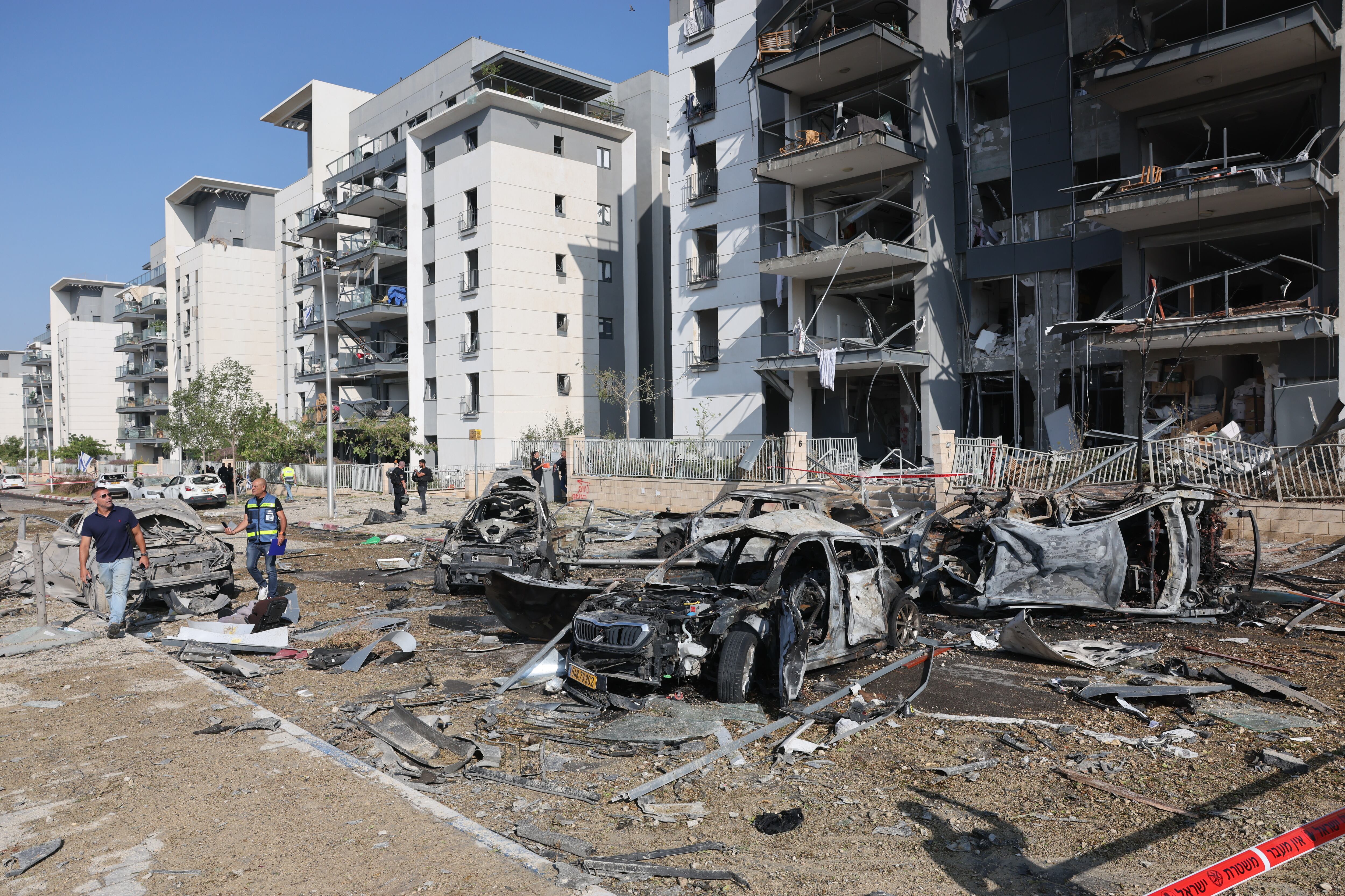 Miembros del equipo de emergencia israelí trabajan en el lugar donde misiles balísticos iraníes impactaron edificios residenciales en Beer Sheva, sur de Israel. Foto: EFE/EPA/ABIR SULTAN