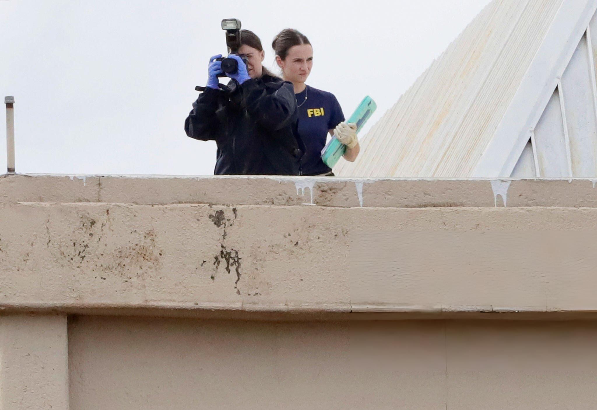 La policía en la escena donde un tirador abrió fuego en una instalación de ICE de Estados Unidos, el 24 de septiembre de 2025 en Dallas. FOTO: Stewart F. House/Getty Images