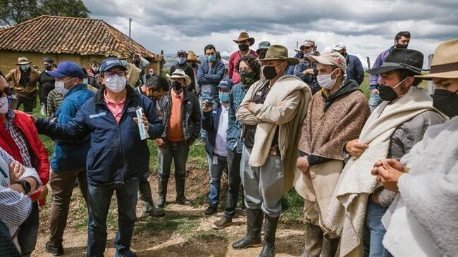 El alcalde de Toca, Crisanto Ochoa, calificó de importante que el ministro de Agricultura esté presente en las regiones. Foto: Ministerio de Agricultura