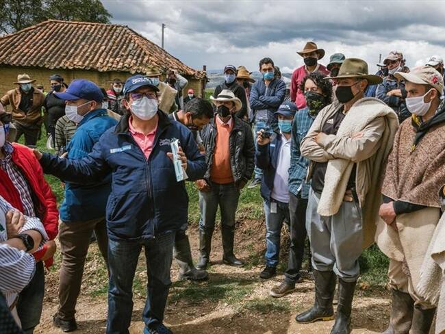 El alcalde de Toca, Crisanto Ochoa, calificó de importante que el ministro de Agricultura esté presente en las regiones. Foto: Ministerio de Agricultura