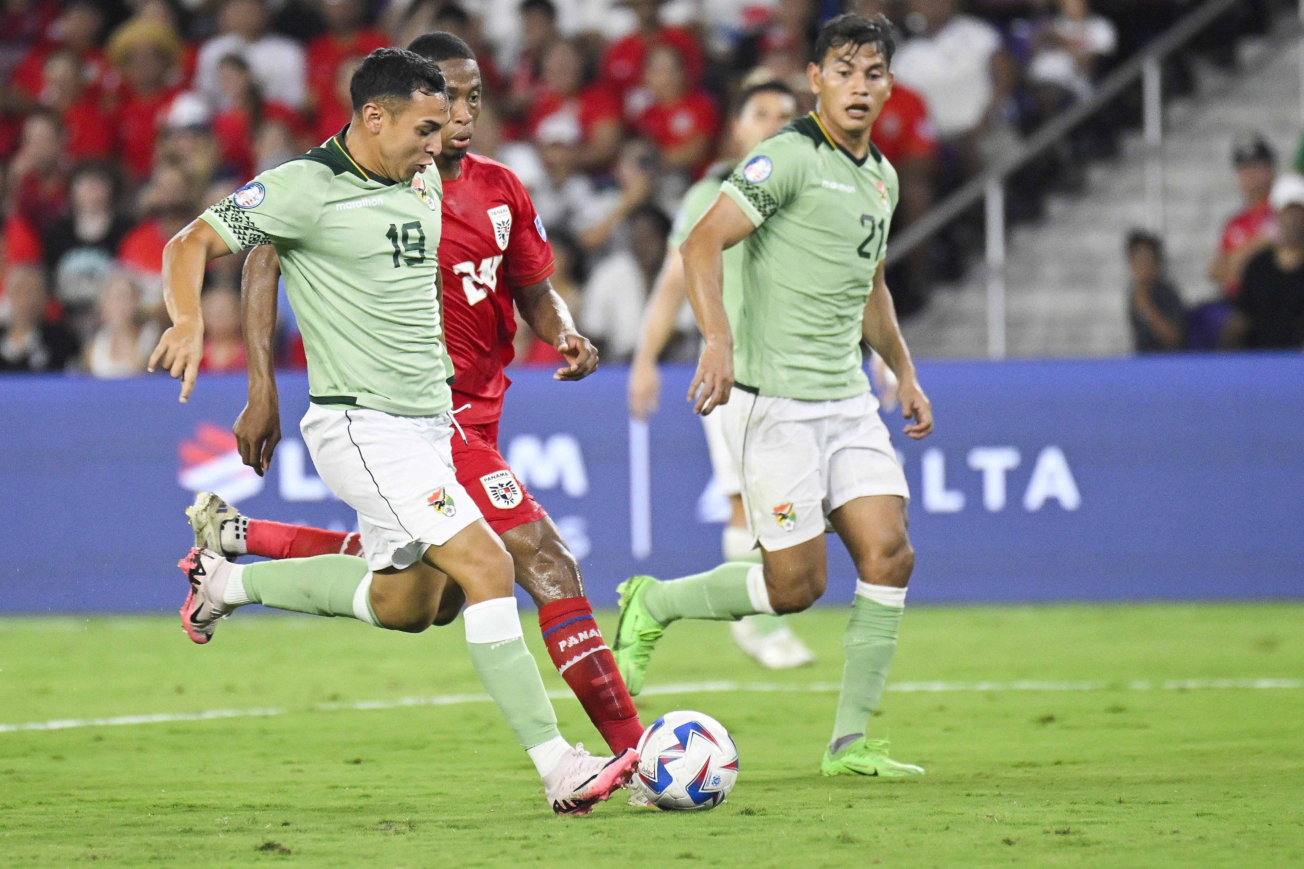 Orlando (United States), 02/07/2024.- Bolivia forward Bruno Miranda (L) is chased by Edgardo Farina of Panama (C) during the second half of the CONMEBOL Copa America 2024 group C match between Bolivia and Panama, in Orlando, Florida, United States, 01 July 2024. (Estados Unidos) EFE/EPA/MIGUEL RODRIGUEZ