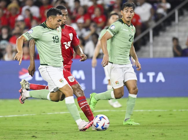 Orlando (United States), 02/07/2024.- Bolivia forward Bruno Miranda (L) is chased by Edgardo Farina of Panama (C) during the second half of the CONMEBOL Copa America 2024 group C match between Bolivia and Panama, in Orlando, Florida, United States, 01 July 2024. (Estados Unidos) EFE/EPA/MIGUEL RODRIGUEZ