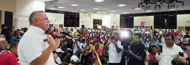 Máximo Noriega en intervención durante asamblea para respaldar su candidatura./ Foto: Redes del aspirante.