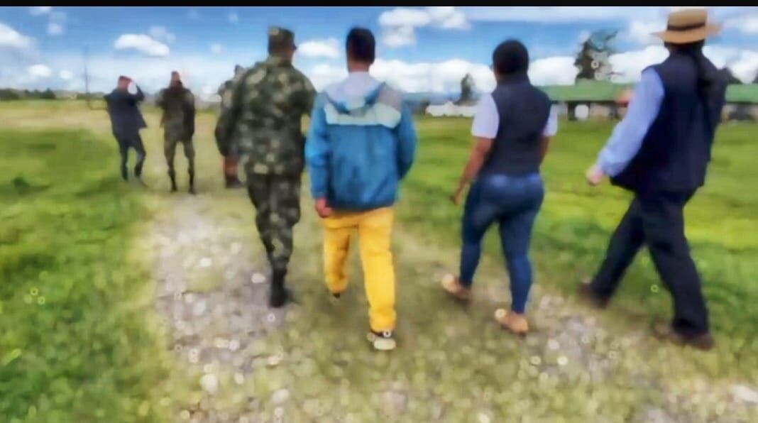 Los menores quedaron a disposición del ICBF para el restablecimiento de sus derechos. Crédito: Ejército Nacional.