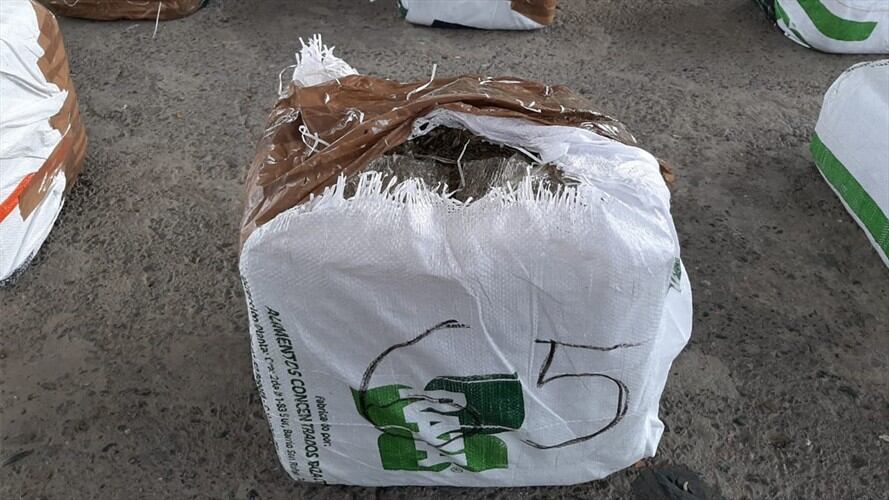 Las autoridades encontraron abandonados 74 costales que contenían en su interior 1.013 Kilos de la sustancia . Foto: Policía