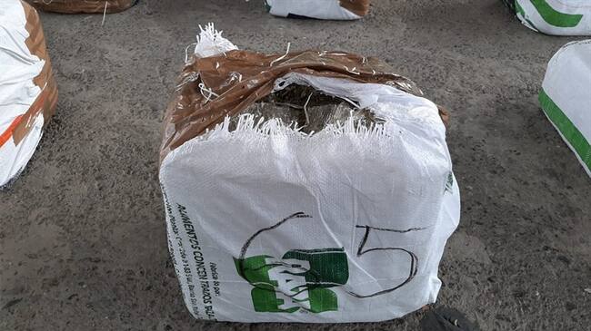 Las autoridades encontraron abandonados 74 costales que contenían en su interior 1.013 Kilos de la sustancia . Foto: Policía