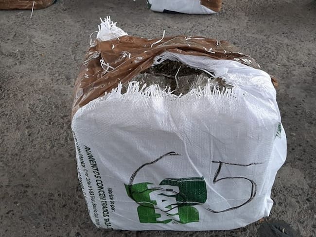 Las autoridades encontraron abandonados 74 costales que contenían en su interior 1.013 Kilos de la sustancia . Foto: Policía