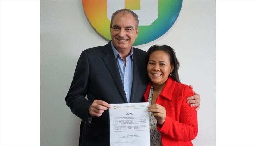 Yolanda Wong Baldiris recibiendo el aval de manos de Aurelio Iragorri, presidente del partido de La U. Foto: Cortesía.