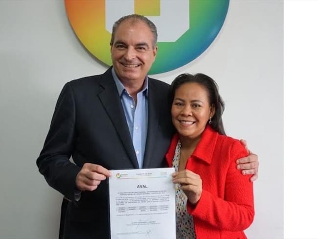 Yolanda Wong Baldiris recibiendo el aval de manos de Aurelio Iragorri, presidente del partido de La U. Foto: Cortesía.