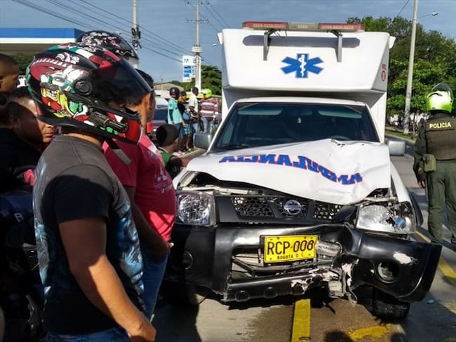 Mujer fue atropellada por ambulancia que circulaba sin permiso por carril de Transcaribe. Foto: Transcaribe