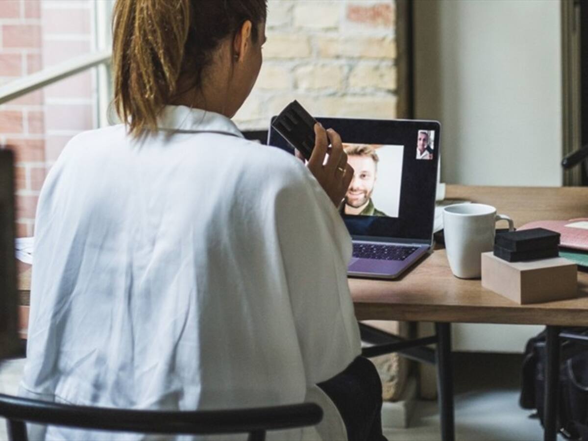Mujer habría dejado micrófono abierto en clase mientras tenía relaciones sexuales