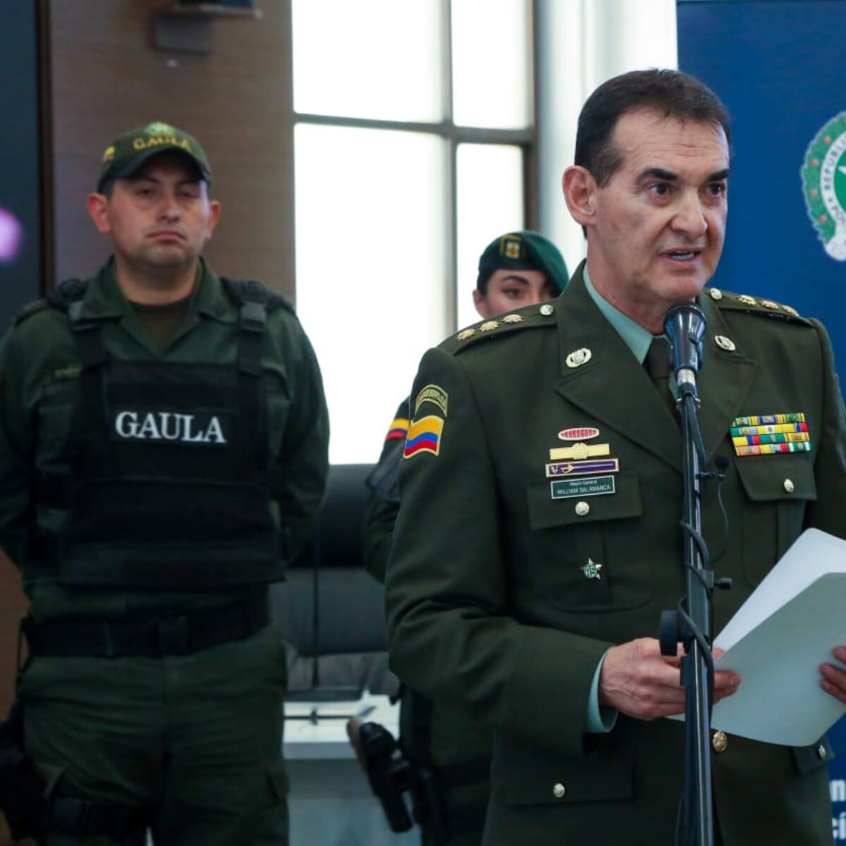 Más policías a las calles y menos en oficinas: la orden de Petro al general Salamanca