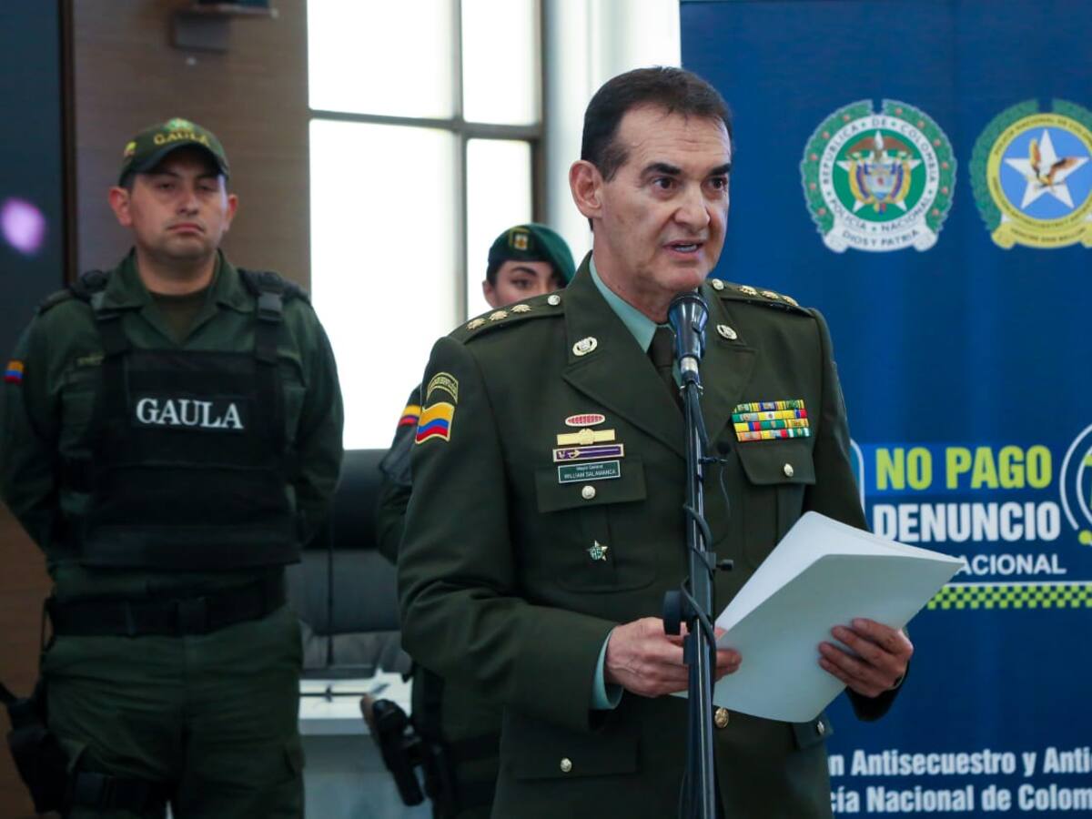 Más policías a las calles y menos en oficinas: la orden de Petro al general Salamanca
