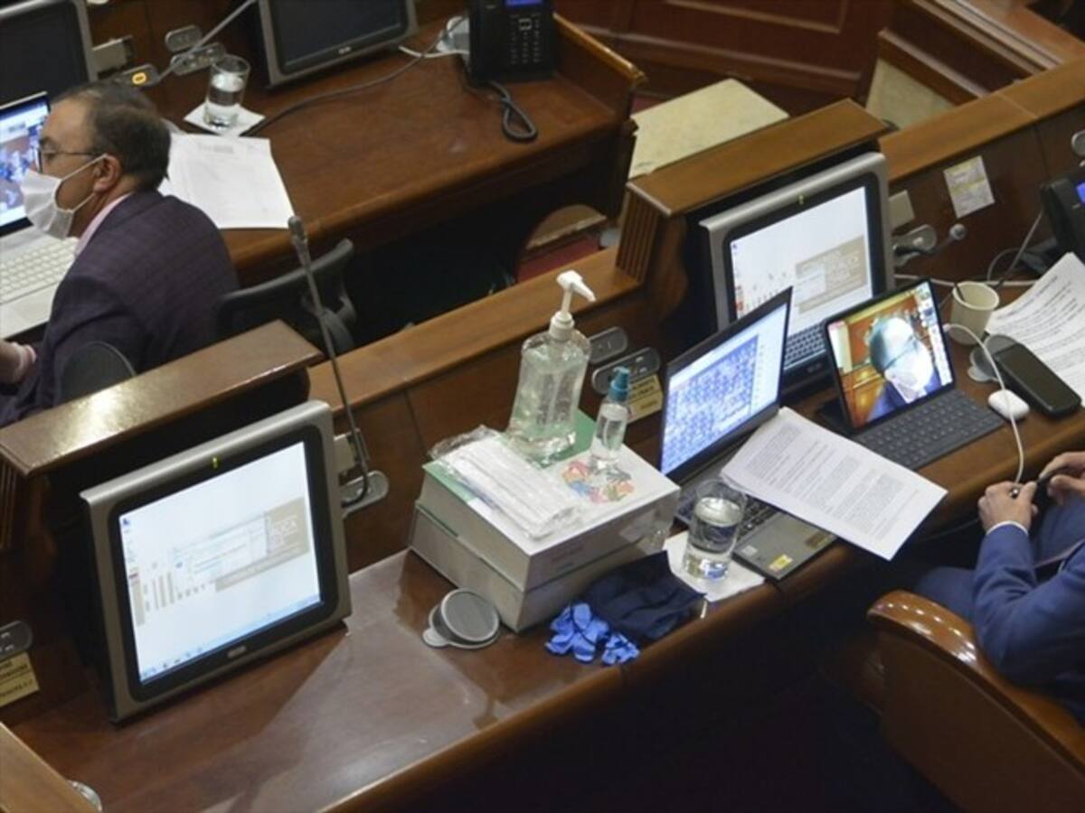 Presidente del Senado pide a Duque modificar decretos para reanudar sesiones presenciales