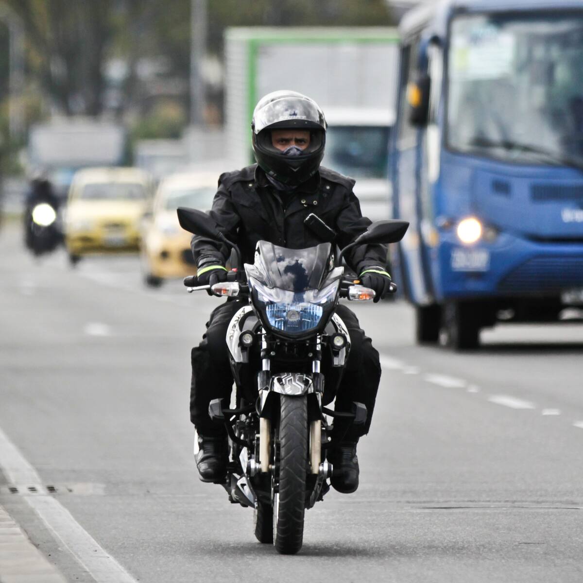 Motociclistas no serían multados por no tener placa en el casco