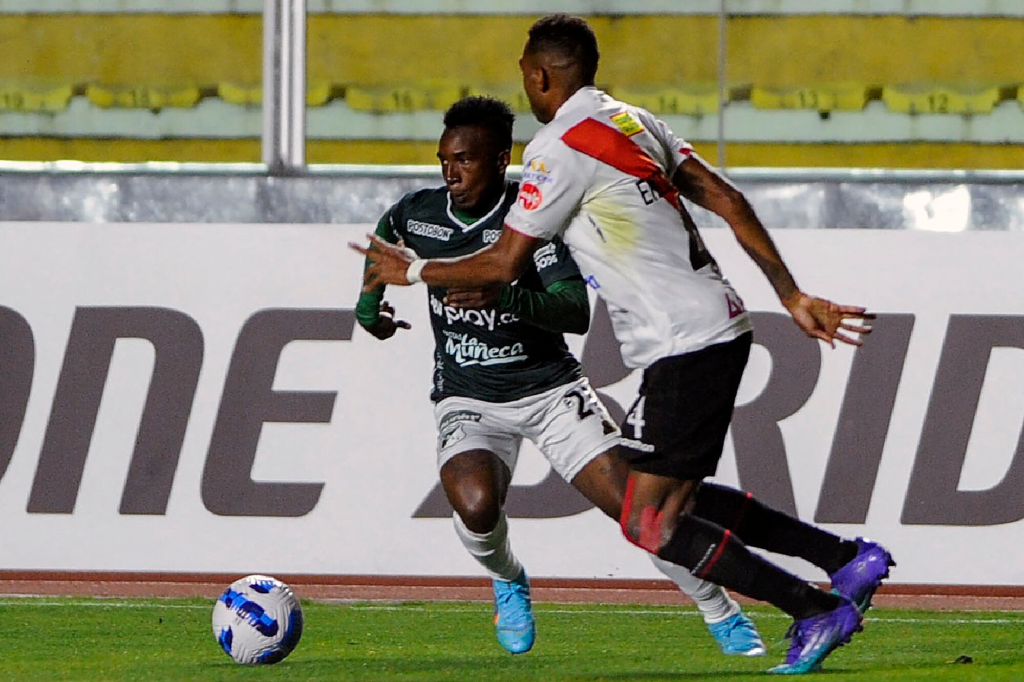 Jose Lasso y Marc Enoumba en el juego entre el Deportivo Cali y Always Ready (Photo by JORGE BERNAL / AFP) (Photo by JORGE BERNAL/AFP via Getty Images)
